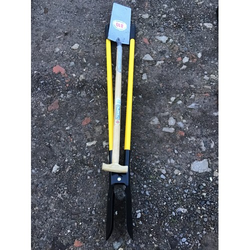 810 - Post hole digger and spade