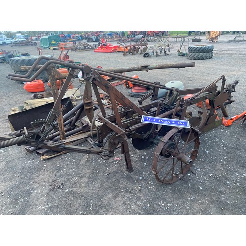 135 - Ransome 2 furrow trailer plough, needs attention