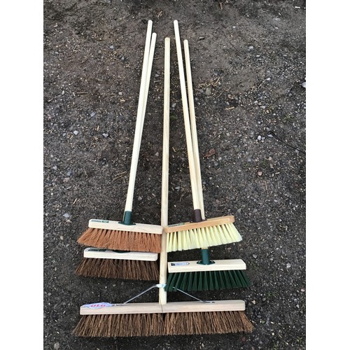 910 - Assorted brooms - 5