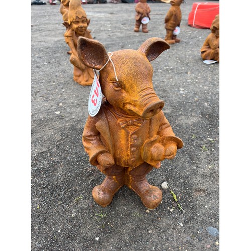 943 - Cast iron Mr Pig