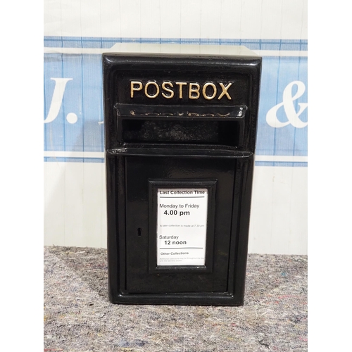 724 - Postbox compete with 2 keys 17