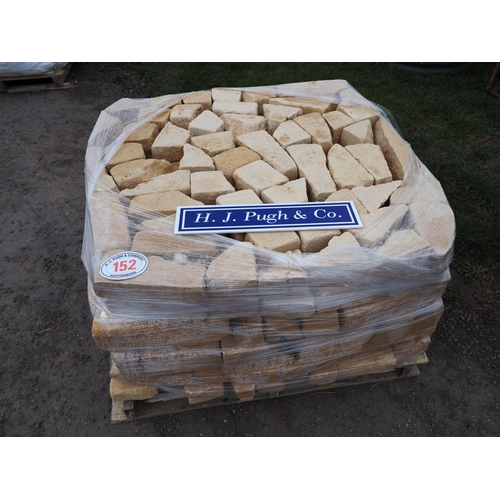 152 - Pallet of Cotswold stone bricks