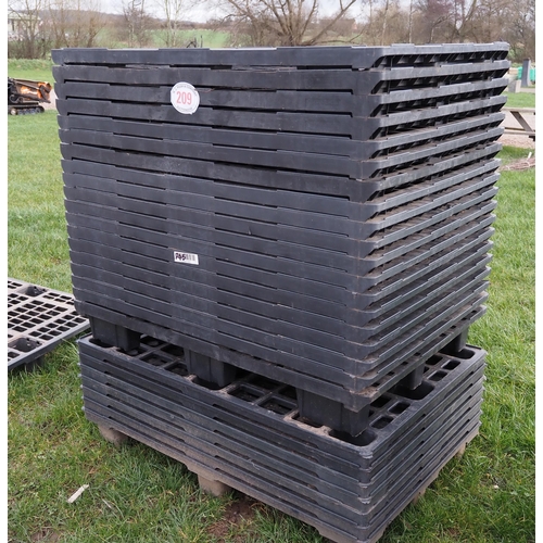 209 - Plastic pallets