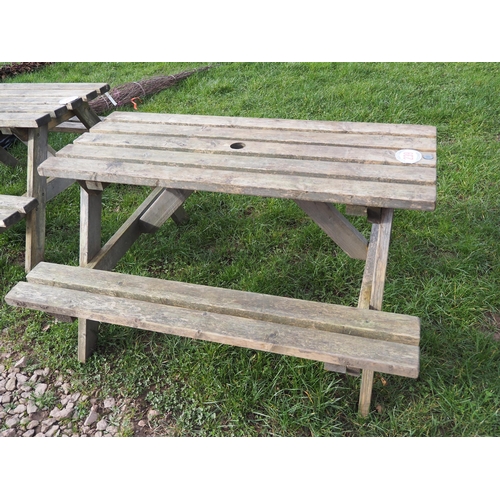 239 - Picnic bench 6ft