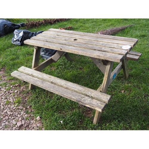 240 - Picnic bench 5ft