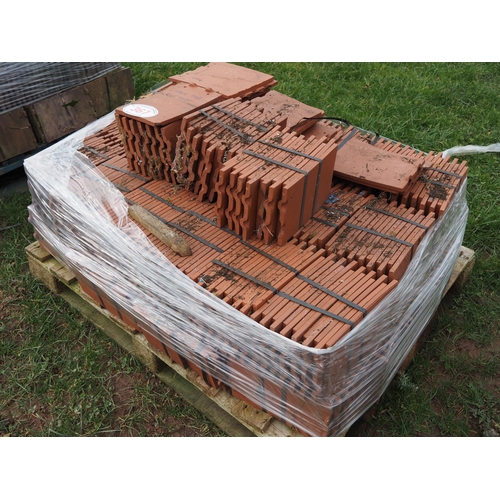 367 - Pallet of approx. 540 roof tiles