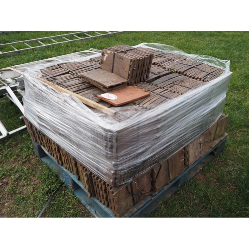 368 - Pallet of approx. 950 roof tiles