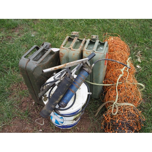 421 - Electric fence, jerry cans, etc.