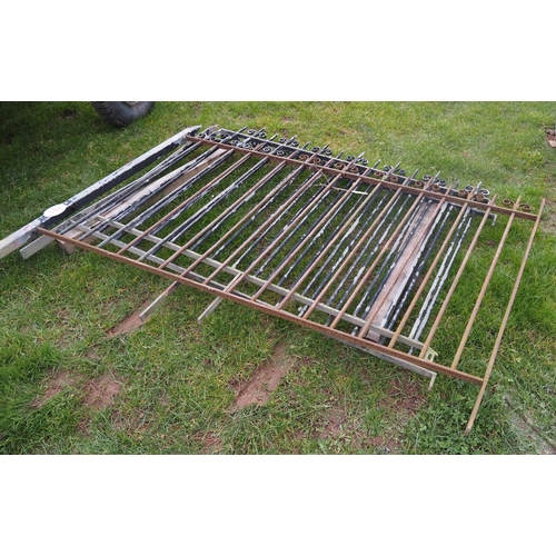 461 - Metal fencing
