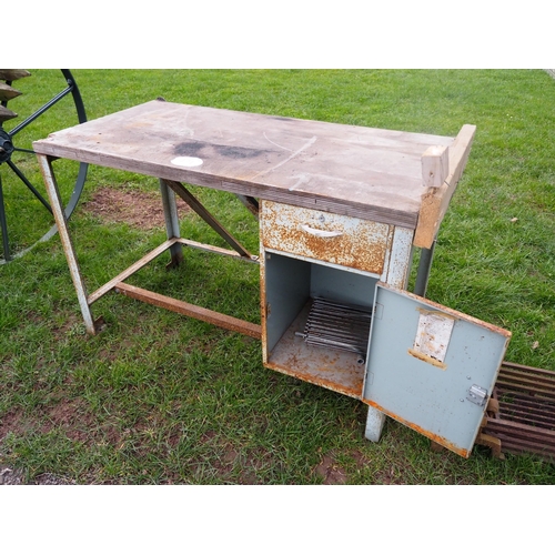 471 - Metal workbench