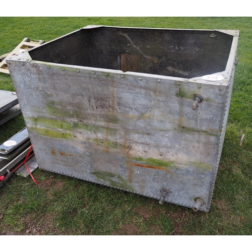 474 - 4ft x 3ft Galvanised riveted water tank