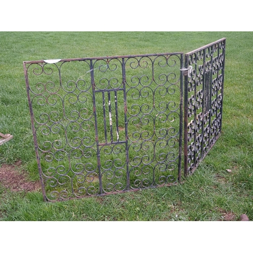 522 - Pair of 4ft gates