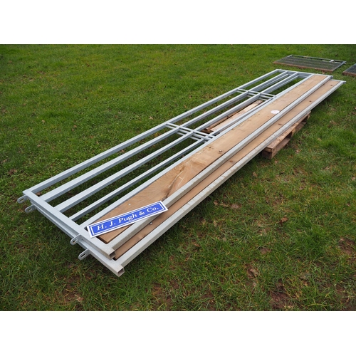 1172 - Galvanised sheep barriers 15ft - 2