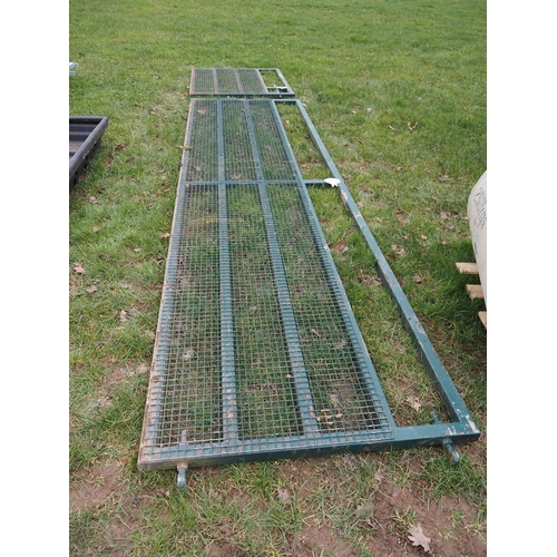 1176 - Green mesh gates 3.9m + 4ft