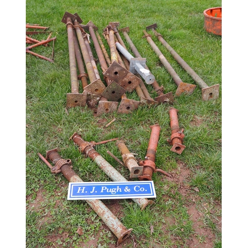 1193 - Acrow props - 13 + others