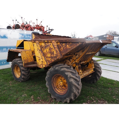 1560 - 2 Ton dumper. Runs and drives, electric start