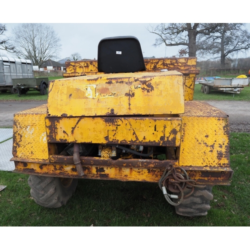 1560 - 2 Ton dumper. Runs and drives, electric start