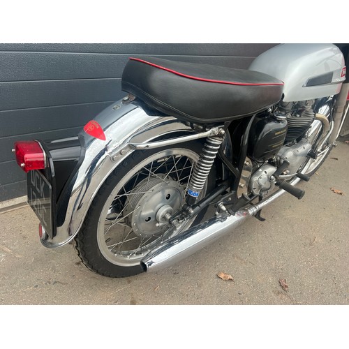 829 - Norton Atlas motorcycle. 1965. 650cc
Frame No. 20 113139
Engine No. 18 SS/10 6091/P
Runs and rides. ... 