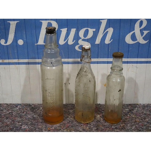 582 - One pint and one quart oil bottles to include Essolube - 3