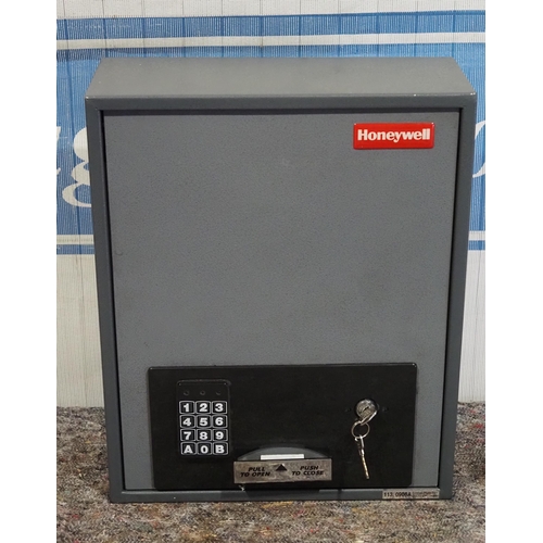 672 - Wall mounted combination safe with key