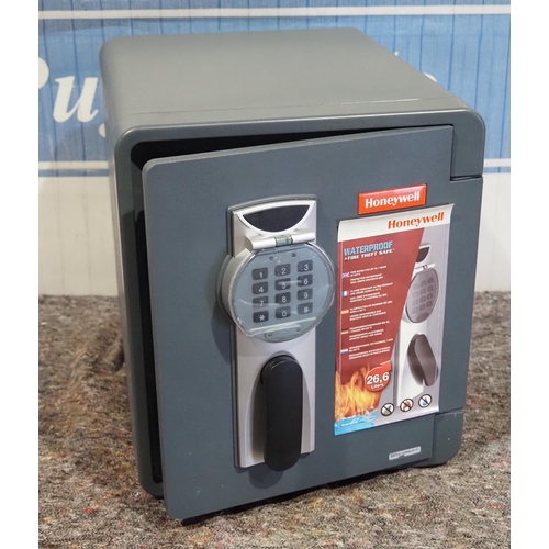 673 - Honeywell 26.6 litre combination safe with key