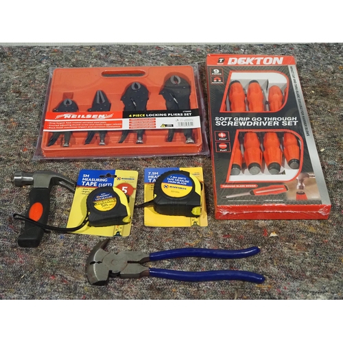 748 - Tape measures, screwdriver set, pliers, etc.