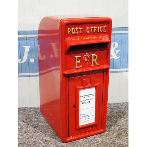 750 - Postbox complete with 2 keys 22