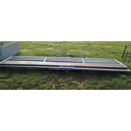 1253 - Galvanised sheep barriers 15ft - 2