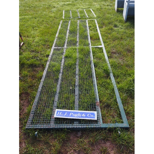 1269 - Green mesh gates 3.9m + 4ft