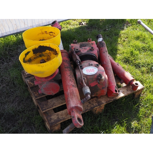 1568 - Pair of swivel gearboxes and assorted rams