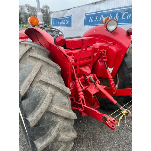 562 - International/KIMCO 676 6 cylinder tractor. Runs and drives, good tyres. No docs