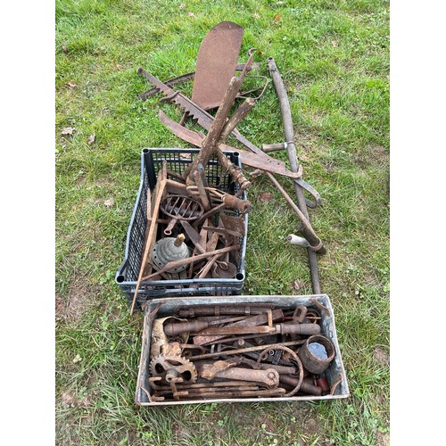 527 - Large quantity of old tools