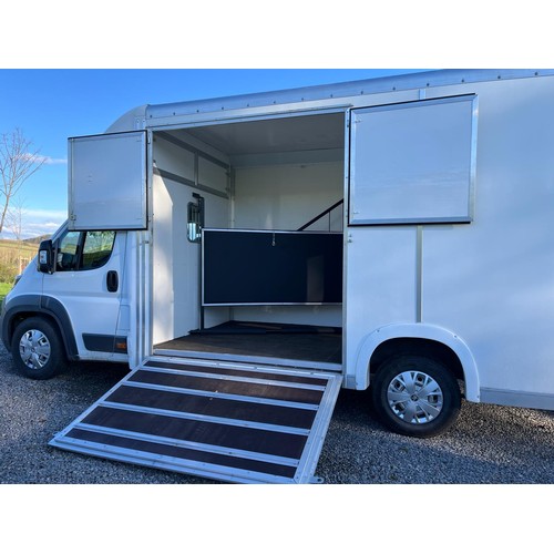 1028A - Peugeot Boxer 435 L4H2 HDI horse box. Showing 92,000 miles, box is in immaculate condition. Reg. F71... 