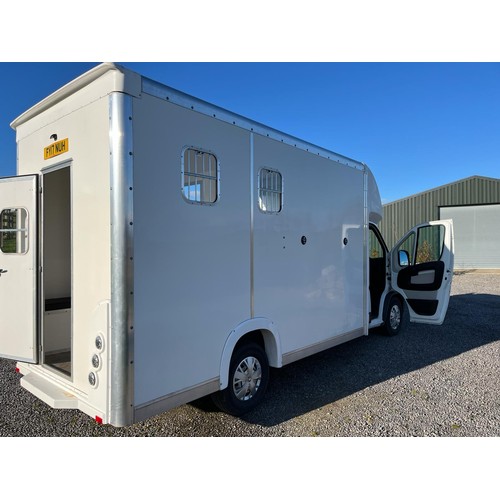 1028A - Peugeot Boxer 435 L4H2 HDI horse box. Showing 92,000 miles, box is in immaculate condition. Reg. F71... 