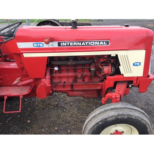 562 - International/KIMCO 676 6 cylinder tractor. Runs and drives, good tyres. No docs