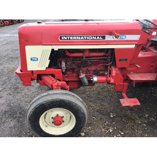 562 - International/KIMCO 676 6 cylinder tractor. Runs and drives, good tyres. No docs