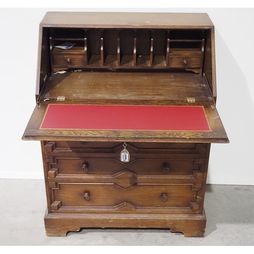 683 - 1920s Jacobean style bureau in oak with lock and key H40