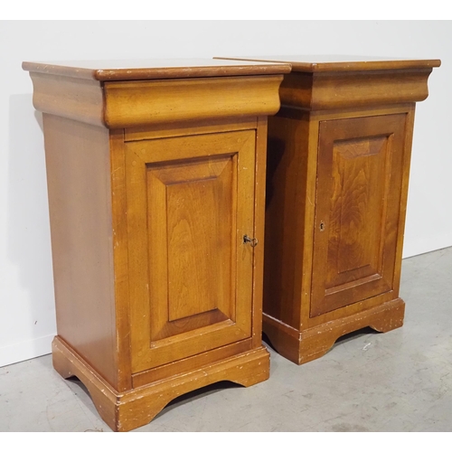 630 - Pair of Consorzio Mobili Italian bedside cabinets in fruit wood with lock and key H27½