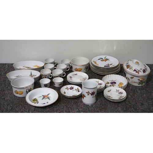 159 - Quantity of Royal Worcester Evesham chinaware