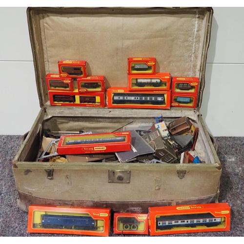 173 - Quantity of Triang Hornby model locomotives, carriages, track and station parts in old suitcase