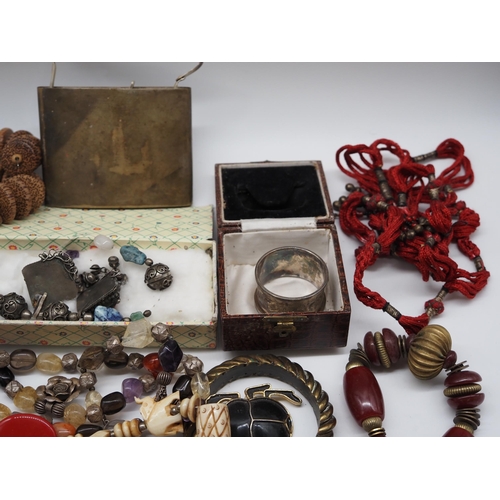 348 - Quantity of assorted costume jewellery to include mostly necklaces and bracelets