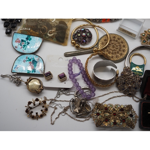 350 - Quantity of assorted costume jewellery to include some gold