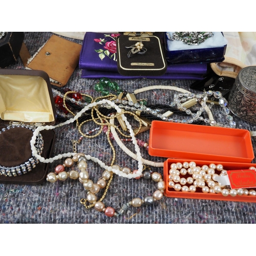 351 - Quantity of costume jewellery to include necklaces, bracelets, brooches, etc.