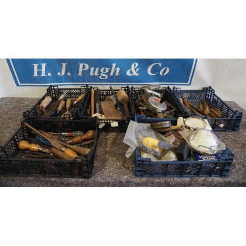 369 - Quantity of hand tools to include trowels, screwdrivers and hammers