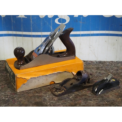 547 - Stanley No. 4 plane in box, small Stanley bullnose plane and Record block plane