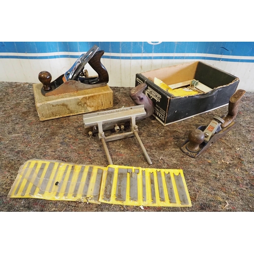 553 - Stanley Bailey No.4 plane in box, Stanley combination plane and one other