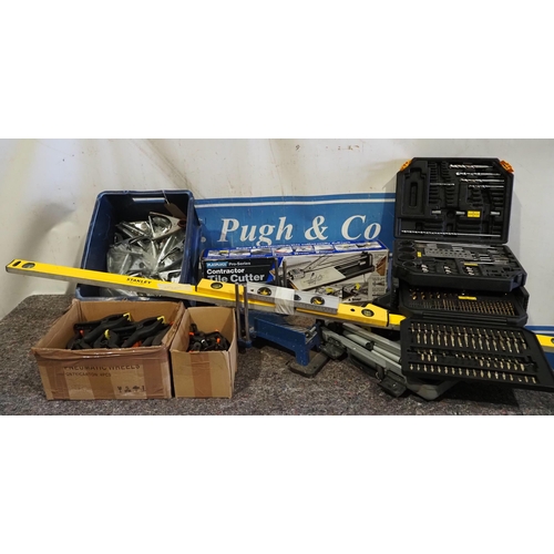 565 - Drill bit set, tile cutter, clamps, spirit levels, laser level, etc.