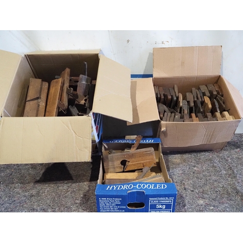 689 - Large quantity of assorted moulding planes to includes rounds, hollows, half rounds, etc.