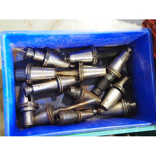 800 - Box of milling tool holders