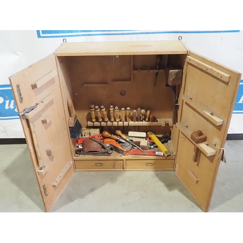 809 - Wooden tool cabinet and contents to include chisels